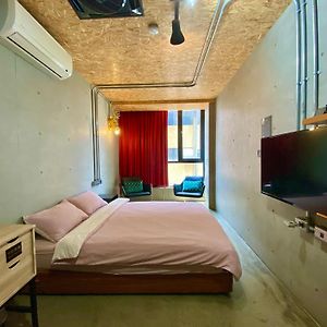 Großes Zimmer mit Kingsize-Bett
